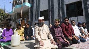رمضان المبارک حکومت کا کورونا ضوابط کے ساتھ مساجد کھلی رکھنے کا فیصلہ