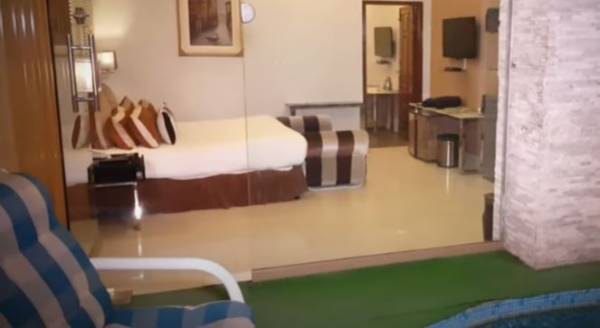 کراچی میں پی ٹی آئی اراکین کیلئے ہوٹل میں کمرے بْک