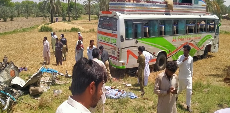خیرپور،مسافر بس اور وین میں تصادم 12افراد جاں بحق ،8زخمی