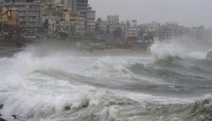 سمندری طوفان کے پاکستانی ساحل سے ٹکرانے کا خطرہ ٹل گیا