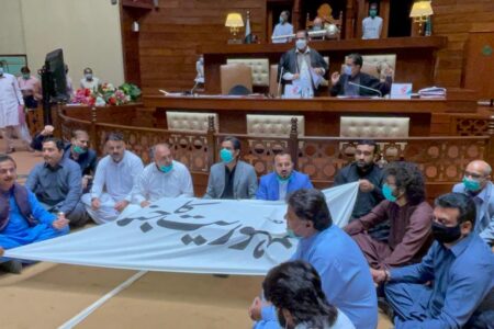سندھ اسمبلی میں جمہوریت کاعلامتی جنازہ،اپوزیشن چارپائی کاندھوں پراٹھالائی