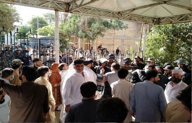 پولیس نے بلوچستان اسمبلی کے داخلی دروازے کو بکتر بند گاڑی سے توڑ دیا