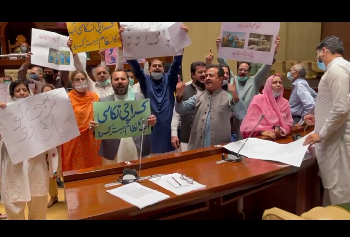 سندھ اسمبلی میں اپوزیشن کاہنگامہ ،سیٹیاں بجاکراحتجاج