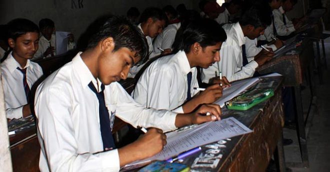 پرچے آئوٹ کھلے عام نقل، سندھ میں نوویں، دسویں کے امتحانات مذاق بن گئے