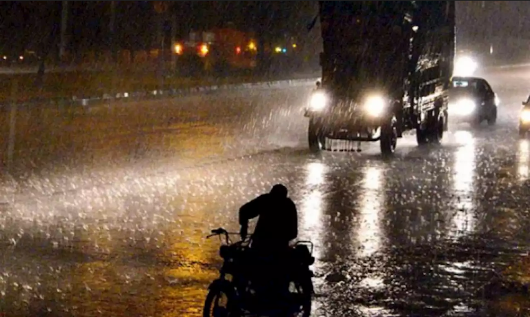 کراچی میں گرج چمک کے ساتھ تیز بارش، بجلی کا نظام درہم برہم