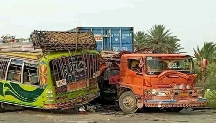 ڈیرہ غازی خان،بس اور ٹرالر میں تصادم، 34 افراد جاں بحق