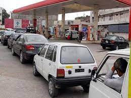سی این جی اسٹیشنز کھلتے ہی گاڑیوں کی قطاریں،مافیانے قیمت 17 روپے فی کلوبڑھادی