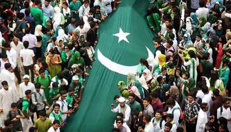 کراچی تاکشمورآزادی کاجشن، قومی پرچموں کی بہار،منچلوں کاہلہ گلہ