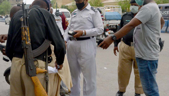کراچی میں لاک ڈاؤن ،پولیس نے شہریوں کو تنگ کرنا شروع کردیا
