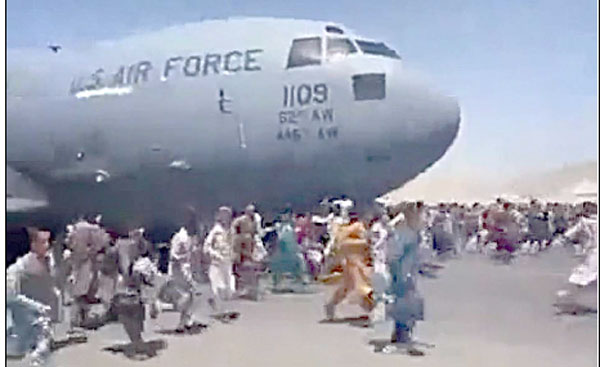 کابل ایئرپورٹ پرافراتفری ،افغانستان چھوڑنے والے 3 مسافر طیارے سے گرکرہلاک