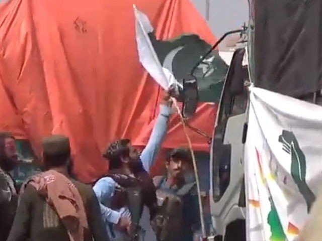 پاکستانی پرچم اتارنے والا گرفتار، واقعے پر معذرت خواہ ہیں،ذبیح اللہ مجاہد