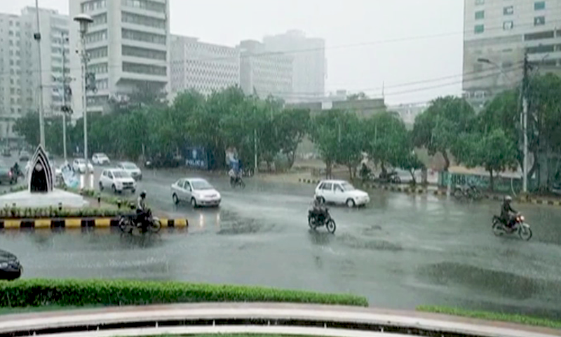 کراچی میں بارش شہریوں کیلئے زحمت بن گئی،سڑکیں تالاب،بجلی غائب،حادثات میں 5جاں بحق