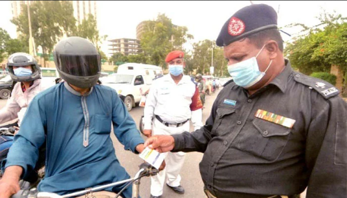 پولیس کوبغیر ویکسی نیشن کارڈ راہگیروں پر مقدمات سے روک دیا گیا