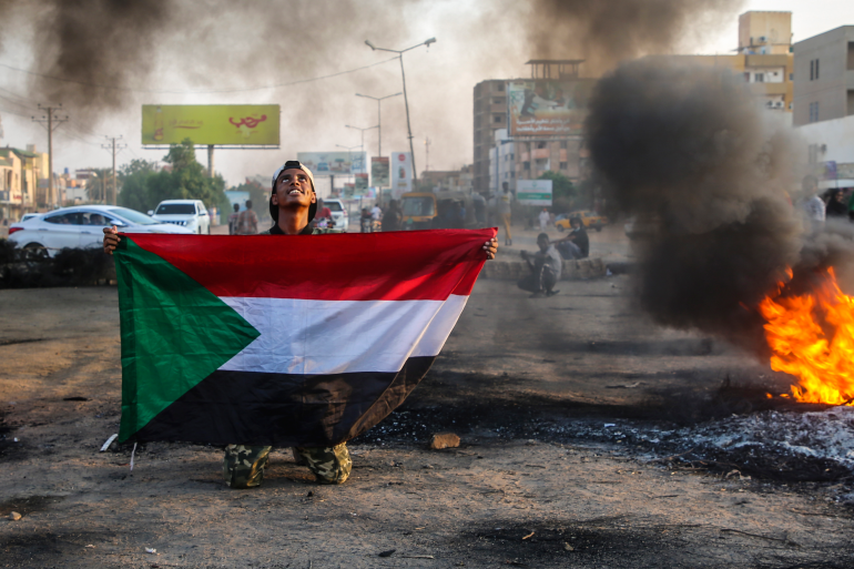 سوڈان میں فوجی بغاوت کے مخالفین نے سڑکوں پر رکاوٹیں کھڑی کر دیں
