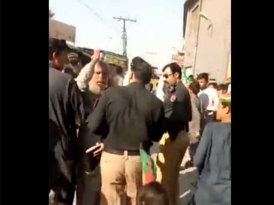 پشاور ،پی ٹی آئی کے جلسے میں بزرگ شہری مہنگائی پر حکومت کے خلاف پھٹ پڑا