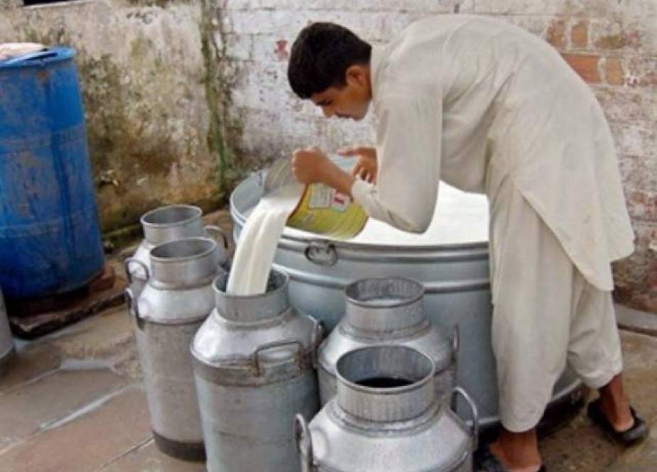 ڈیری فارمرز کی پھرمن مانی ، دودھ 10 روپے لیٹر اضافے کا اعلان