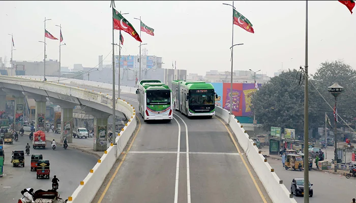 کراچی میں پہلا ماس ٹرانزٹ سسٹم فعال ،گرین لائن بس چل پڑی
