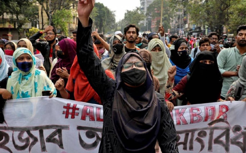 بھارت میں حجاب پرپابندی مسلم طالبات ڈٹ گئیں ،حجاب اتارنے سے انکار