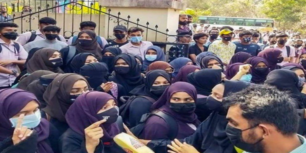 حجاب پرپابندی نے بھارت میں آگ لگادی مسلم طالبات کااحتجا ج شدت اختیار کرگیا