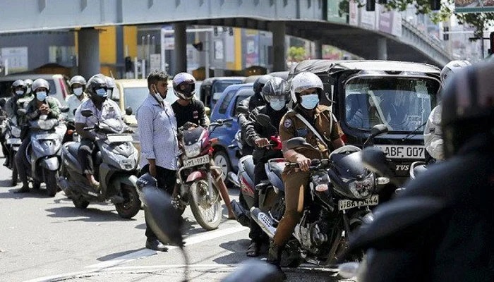 سری لنکا میں معاشی بحران، پیٹرول کیلئے قطار میں کھڑے دو افراد انتقال کر گئے