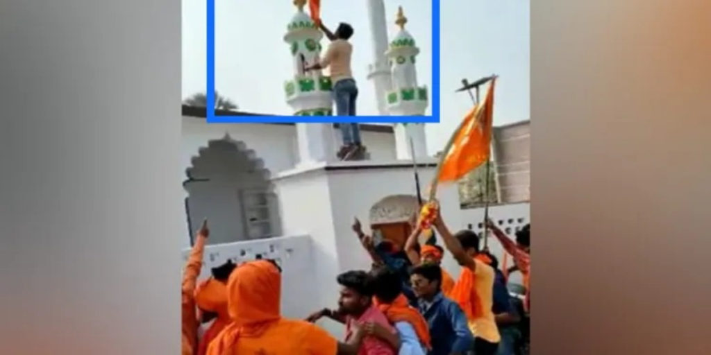ہندوتواغنڈوں نے مسجد پراپنا زعفرانی جھنڈالہرا دیا ، مذہبی فسادات شروع