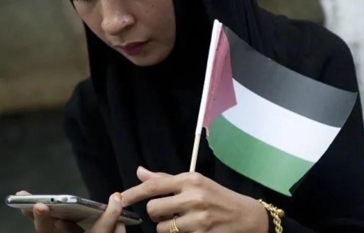موبائل فون فلسطینیوں کا بندوق سے زیادہ طاقتور ہتھیار