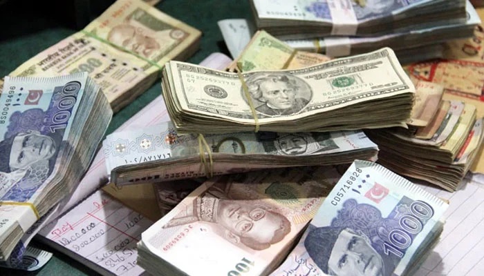 پاکستانی روپیہ پھر گراوٹ کا شکار، انٹر بینک میں ڈالر 216 کا ہوگیا