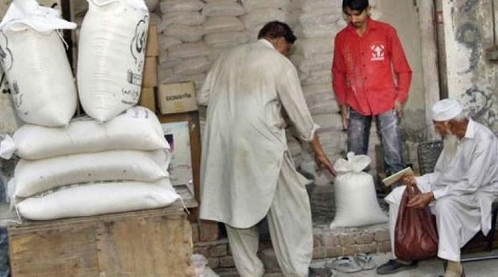 کراچی میں شہری مہنگا آٹا خریدنے پر مجبور ،20کلوکا تھیلا 17سو روپے تک جا پہنچا