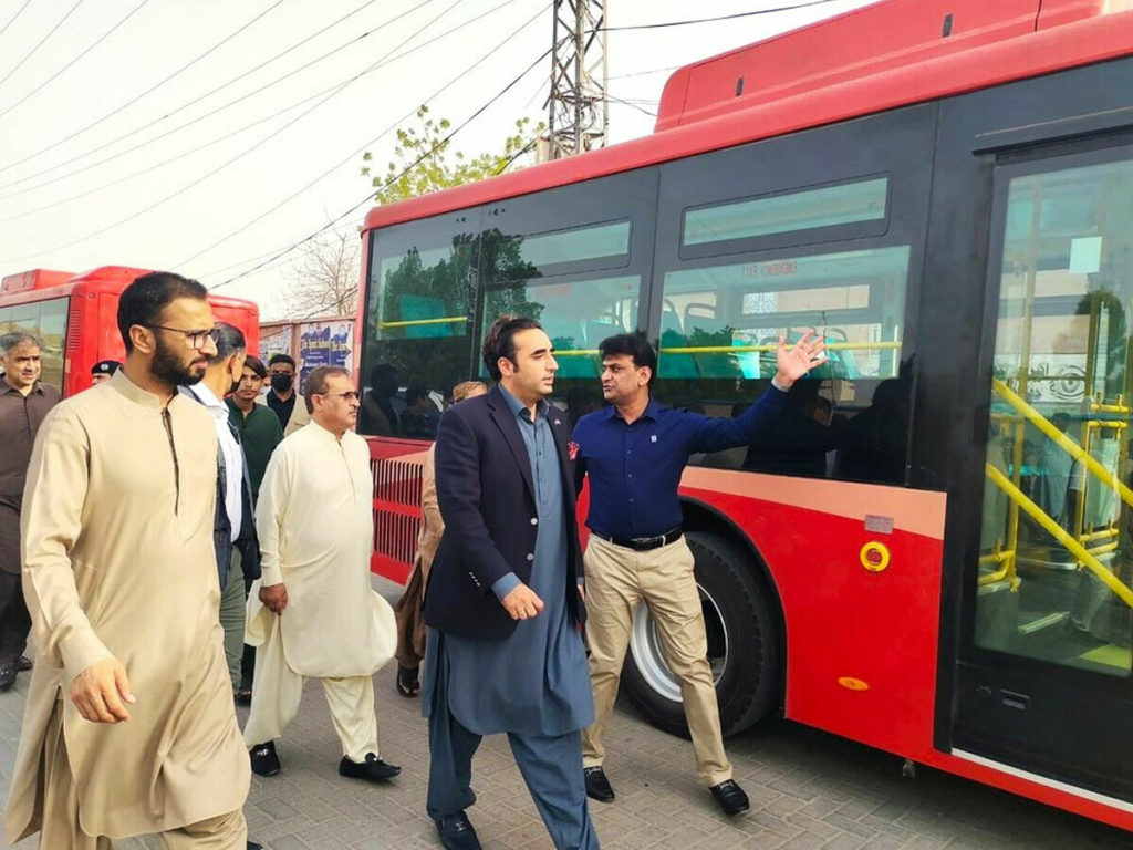 کراچی میں پیپلز بس سروس کا آغاز، 240 بسیں چلائی جائیں گی