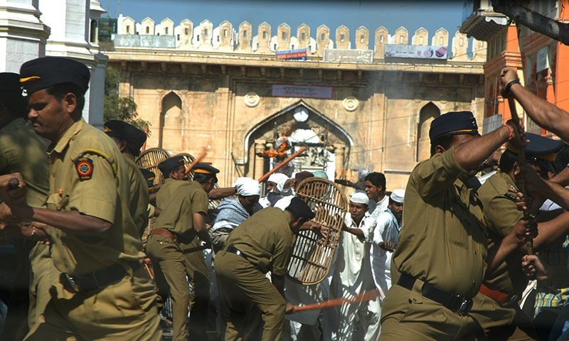 شان رسالتﷺ میں گستاخی، بھارتی پولیس احتجاج کرنے والے مسلمانوں پرٹوٹ پڑی