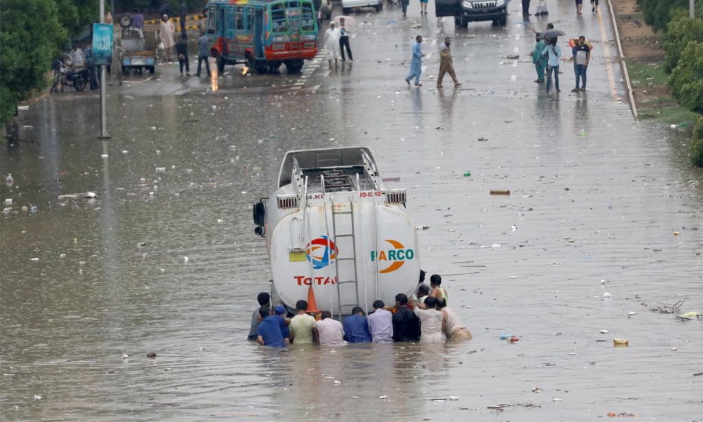 سندھ میں بارشوں سے سیلابی صورتحال ‘شہرقائدپانی پانی ،گلیاں تالاب ،سڑکیں سمندربن گئیں،کراچی میں جمعرات سے پھرتیزبارشو ں کی پیش گوئی