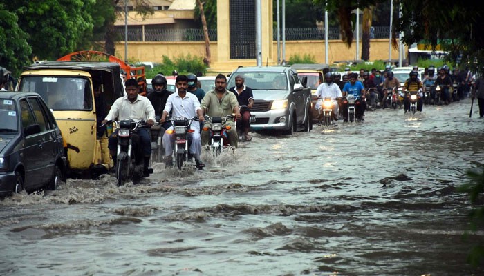 کراچی میں موسلا دھار بارش، بجلی غائب، سڑکیں تالاب،تین روزمیں 7افرادجاں بحق