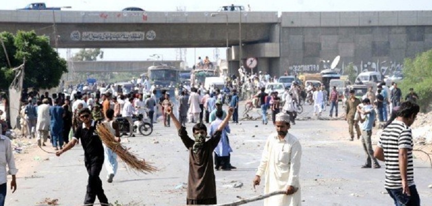 کراچی ، لوڈشیڈنگ کیخلاف احتجاجی مظاہروں کاسلسلہ تیز مختلف علاقوں کے عوام سڑکوں پرآگئے