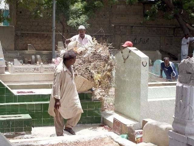 کراچی قبرستانوں میں قبروں کے لیے منہ مانگی قیمت لی جانے لگی