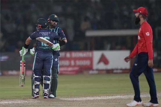 پاکستان نے انگلینڈ کو دس وکٹوں سے شکست دیکر سیریز1-1برابر کردی