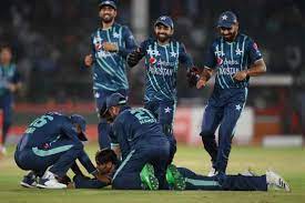پاکستان نے چوتھے میچ میں سنسنی خیز مقابلے کے بعد انگلینڈ کو تین رنز سے شکست دے دی