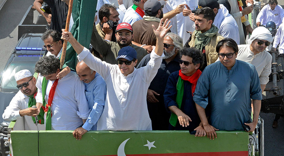 لانگ مارچ کا دوسرا روز، عمران خان کی قیادت میں قافلہ منزل کی جانب گامزن