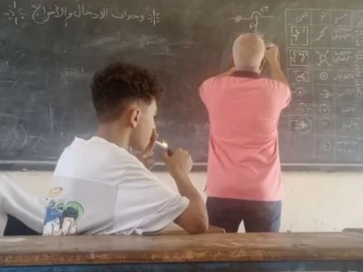 مصری طالبعلم کلاس روم میں سگریٹ پینے لگا، ویڈیو وائرل