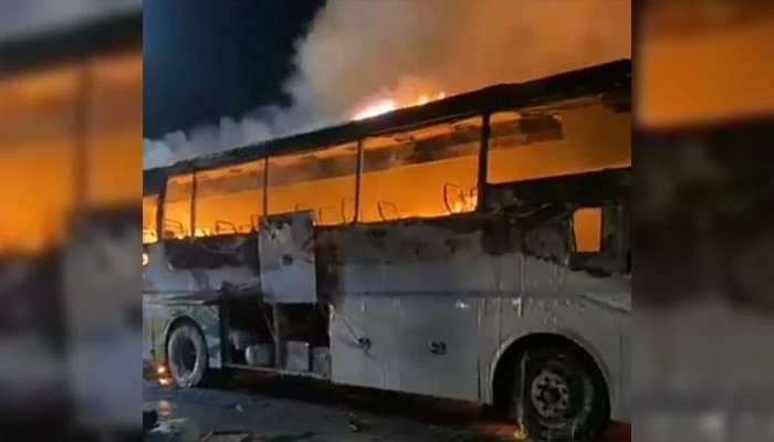 نوری آباد کے قریب مسافر بس میں خوفناک آتشزدگی، 20 افراد جاں بحق