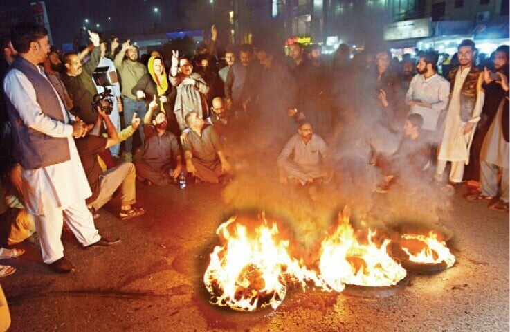 عمران خان پر حملہ، کراچی میں مظاہرین  نے شارع فیصل کے دونوں ٹریک بند کر دیے