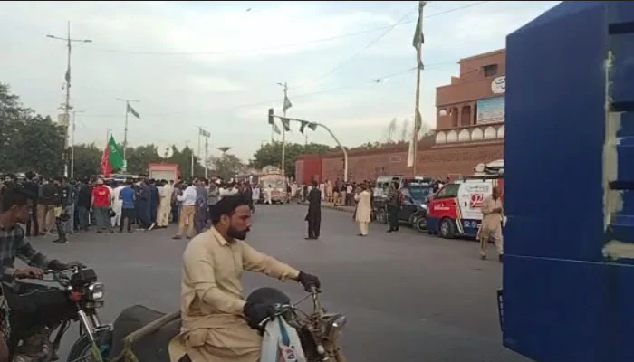 پی ٹی آئی کا اسلام آباد، پنڈی ، لاہور،کراچی ،پشاور میں جگہ جگہ احتجاج
