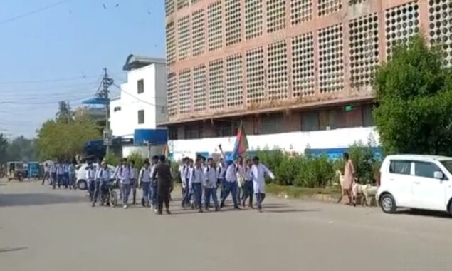 سلامیہ کالج خالی کرانے کے دوران طلبہ پر پولیس کی شیلنگ