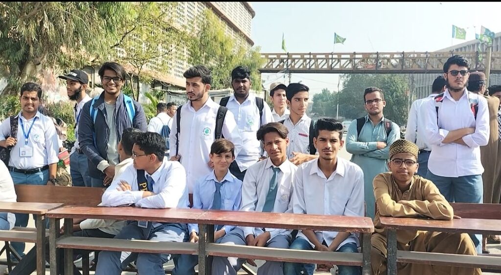 اسلامیہ کالج کوخالی کرنے پر احتجاج، طلبانے سڑک پرکلاس لگالی