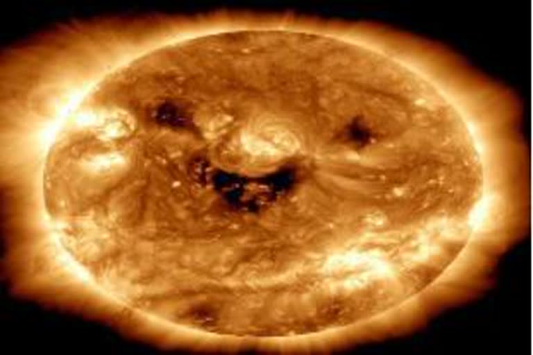 ناسا  نے مسکراتے سورج کی تصویر جاری کر دی