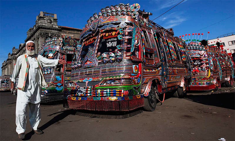 کراچی میں بسوں کی کمی، 380 روٹس بند، لاکھوں مسافر پریشان