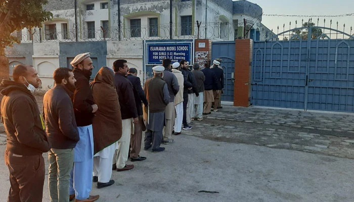 اسلام آباد بلدیاتی انتخابات، ووٹرز پولنگ اسٹیشنز پر، گیٹ بند، احتجاج