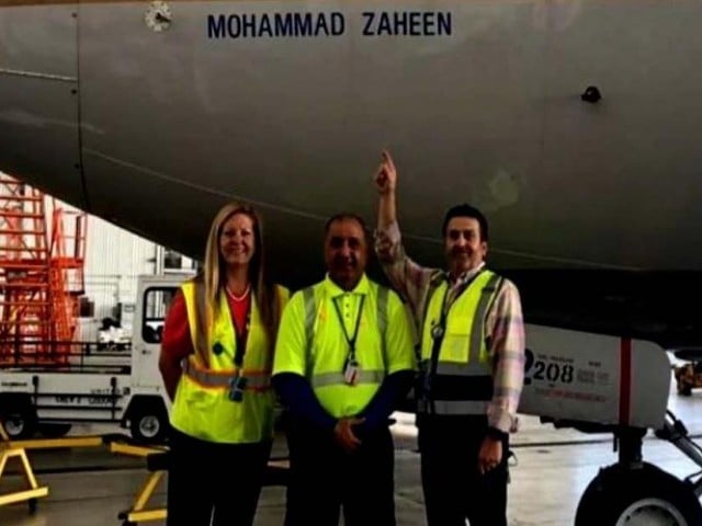 35 سال ملازمت؛ ایئرلائن  نے پاکستانی کا نام جہاز پر لکھوا دیا