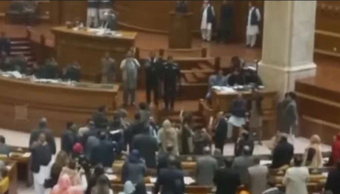 پنجاب اسمبلی میں اپوزیشن کا شدید ہنگامہ، اسپیکر ڈائس کا گھیراؤ