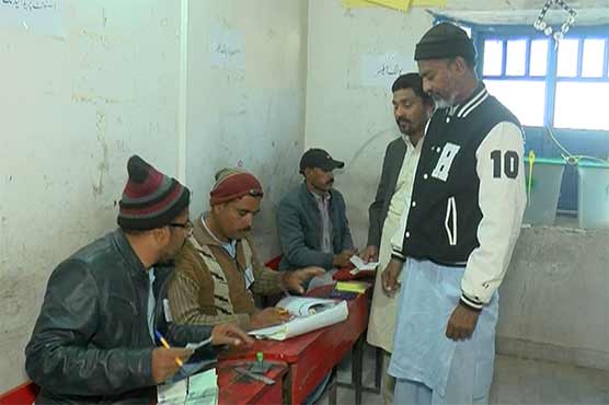 کراچی میں ووٹنگ سست روی کا شکار، متعدد مقامات پر پولنگ عملہ غائب