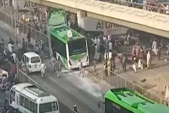 کراچی میں گرین لائن بس کو حادثہ، خواتین سمیت 8 افراد زخمی